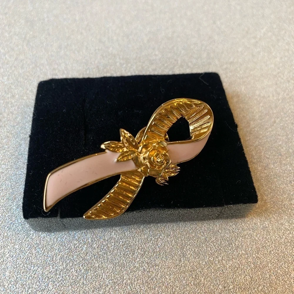New in box Avon 1993 Breast Cancer Awareness Rose Enamel Pin